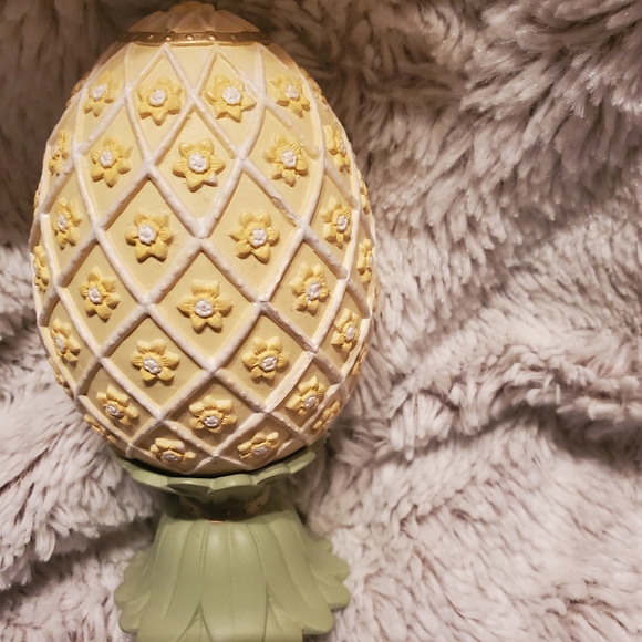 Vintage Avon "Seasons Treasures Egg Collection" Floral Bouquet porcelain Easter - Picture 4 of 7